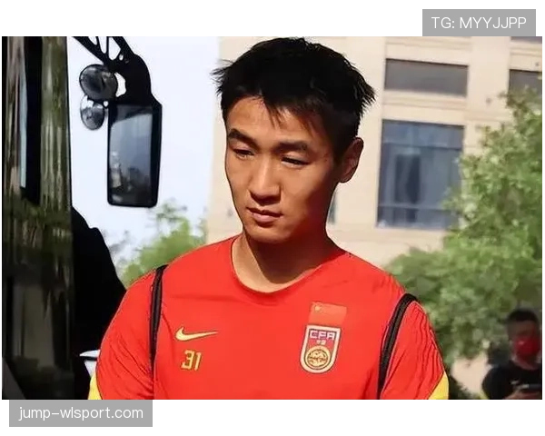 韦世豪又在场边叉腰瞪眼了，这脾气是真压不住还是故意立人设？